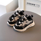 Sneakers, lightweight and breathable sports shoes with elastic laces